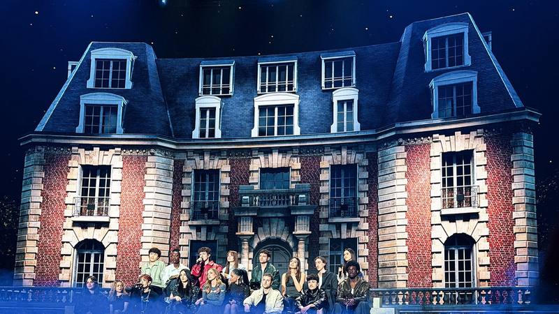 Les académiciens de la saison 13 assis devant la façade du Château reconstituée sur le plateau de la finale, le 7 février 2026. Photo Kergourlay, licence CC BY-SA 4.0