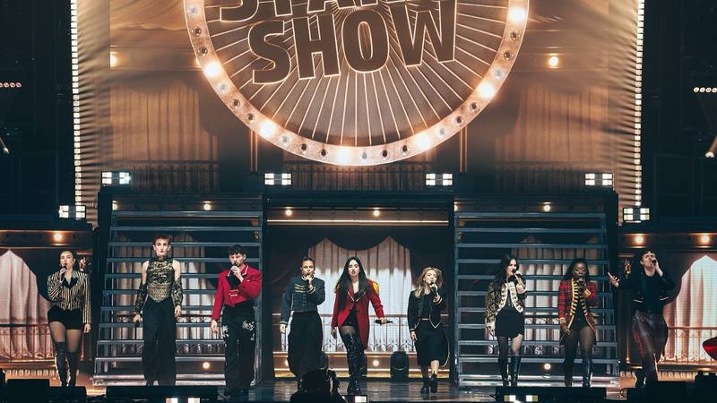 Des académiciens de la saison 13 sur la scène du Star Ac' Show, la tournée de la Star Academy, à Brest Arena le 25 avril 2026. Photo Jérémy Kergourlay, licence CC BY-SA 4.0