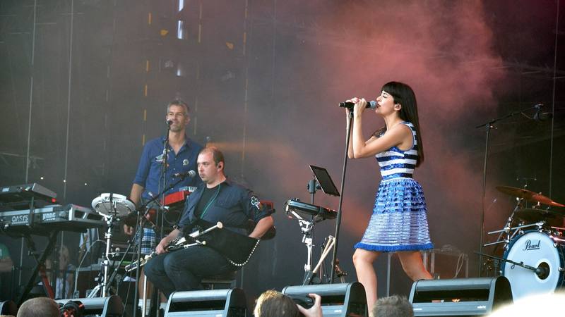 Nolwenn Leroy, gagnante de la deuxième saison de la Star Academy, chantant sur scène lors d'un festival en 2012