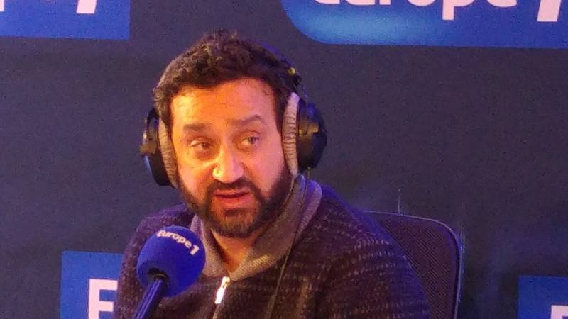L'animateur de TBT9, casque sur les oreilles et micro devant lui, lors d'un enregistrement radio sur Europe 1 en 2015. © Cddu46 / Wikimedia Commons