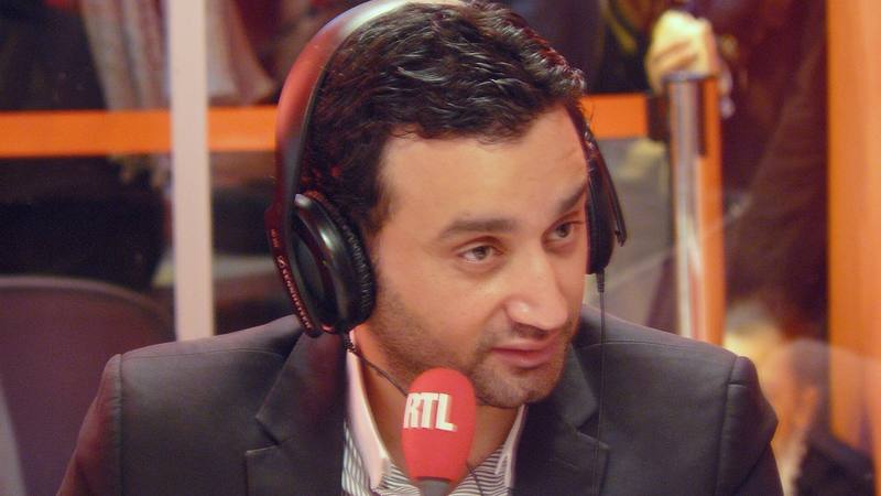 L'animateur au micro de RTL, casque sur les oreilles, lors d'un enregistrement radio en 2010. © Siren-Com / Wikimedia Commons