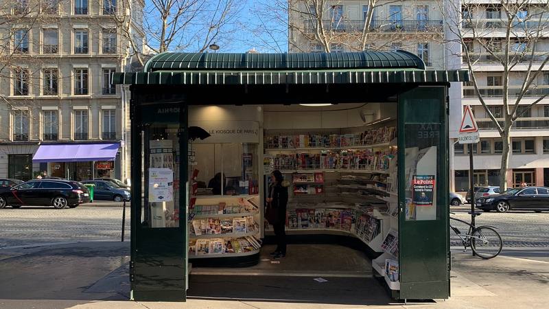 Un kiosque à journaux de l'avenue Marceau, à Paris, en janvier 2020, avec ses magazines exposés. Photo d'illustration, sans lien direct avec le magazine. Domaine public (CC0), Wikimedia Commons