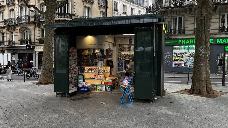 Un kiosque à journaux de la place Bonsergent, à Paris, en juin 2022, avec ses magazines exposés. Photo d'illustration, sans lien direct avec le magazine. Domaine public (CC0), Wikimedia Commons