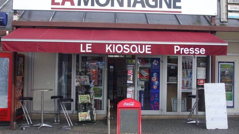 Un kiosque à journaux de la place de la Guierle, à Brive-la-Gaillarde, avec son présentoir de presse. Photo d'illustration, sans lien direct avec le magazine. © Le grand Cricri, Wikimedia Commons (CC BY-SA 3.0)