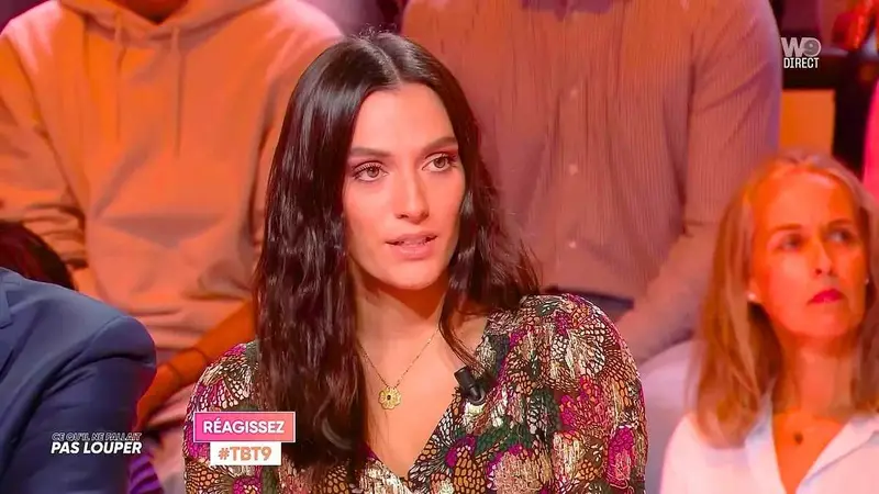 Une chroniqueuse sur le plateau de l'émission TBT9 sur W9