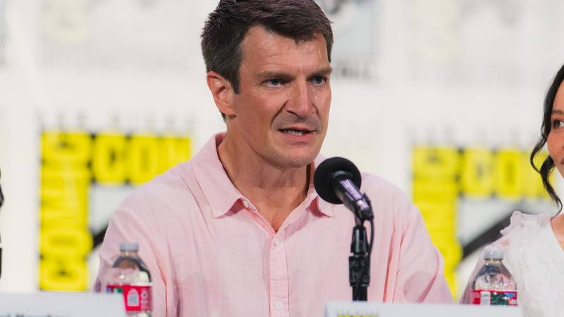 Nathan Fillion, interprète de John Nolan dans The Rookie, lors du panel de la série au San Diego Comic-Con 2026. © Kevin Paul, Wikimedia Commons (CC BY 4.0)