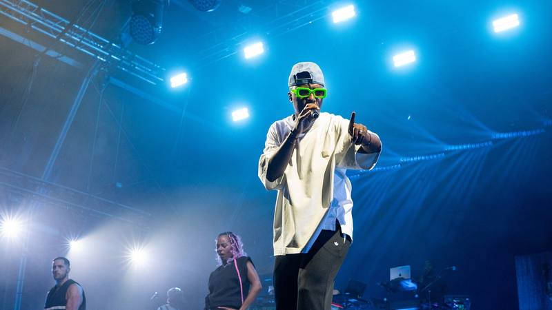 Le rappeur Soprano, l'un des quatre coachs de The Voice Kids, sur scène lors d'un concert en 2026. © Mickaël Schauli, Wikimedia Commons (CC BY-SA 4.0)