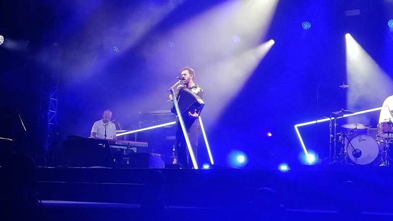 Le chanteur Claudio Capéo en concert en 2021, l'un des artistes invités de la finale de The Voice Kids. © ManoSolo13241324, Wikimedia Commons (CC BY-SA 4.0)