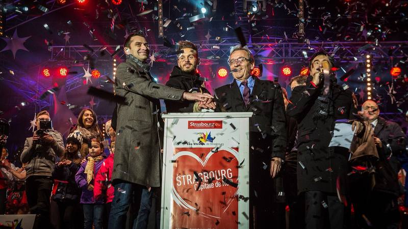 M. Pokora, coach de l'équipe victorieuse de The Voice Kids 2026, sur scène lors du lancement des illuminations de Noël de Strasbourg en novembre 2014. © Claude Truong-Ngoc, Wikimedia Commons (CC BY-SA 3.0)