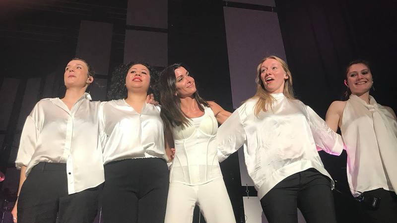 La chanteuse Jenifer sur scène avec ses musiciens, coach victorieuse de The Voice Kids en 2014 et en 2018