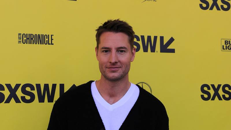 L'acteur Justin Hartley, interprète de Colter Shaw dans la série Tracker, photographié devant un panneau du festival SXSW