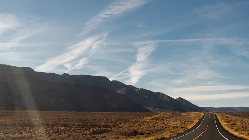 Route déserte bordée de montagnes en Arizona, aux États-Unis, décor typique des enquêtes de Colter Shaw. Photo d'illustration de Eric Kilby, CC BY-SA 2.0