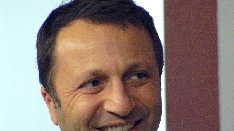 Arthur, animateur de Vendredi tout est permis, souriant, micro en main, lors d'une présentation de son spectacle en 2010 (photo recadrée)