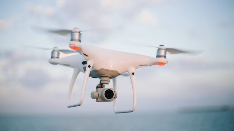 Un drone en vol, l'un des outils de traque utilisés dans Wanted sur M6