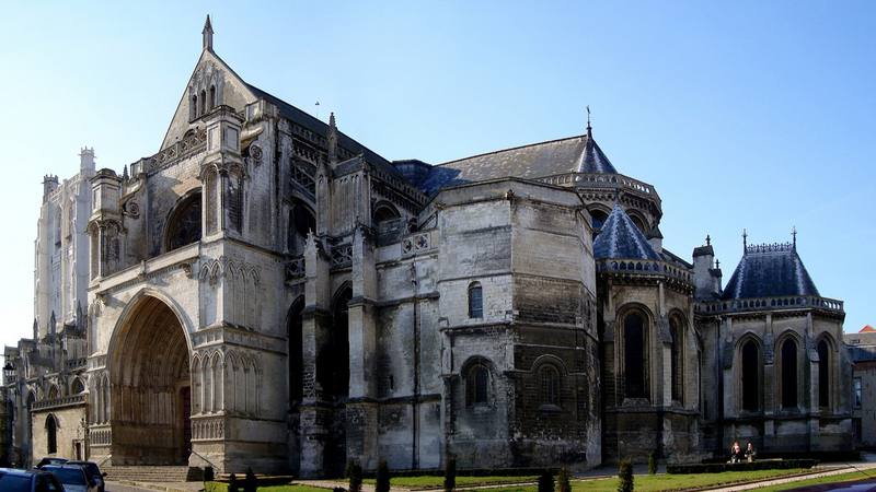 Vue du portail et du chevet de la cathédrale Notre-Dame de Saint-Omer sous un ciel bleu, l'une des villes où des fugitifs ont été aperçus
