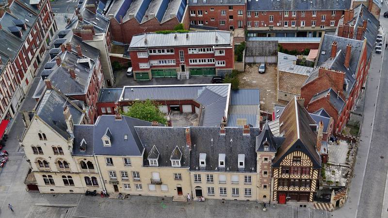 Vue depuis la cathédrale sur les façades de la place Notre-Dame à Amiens, lieu de départ annoncé par plusieurs médias pour le lancement de Wanted