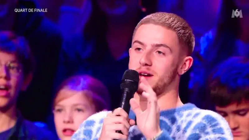 Michou, micro en main sur un plateau de M6