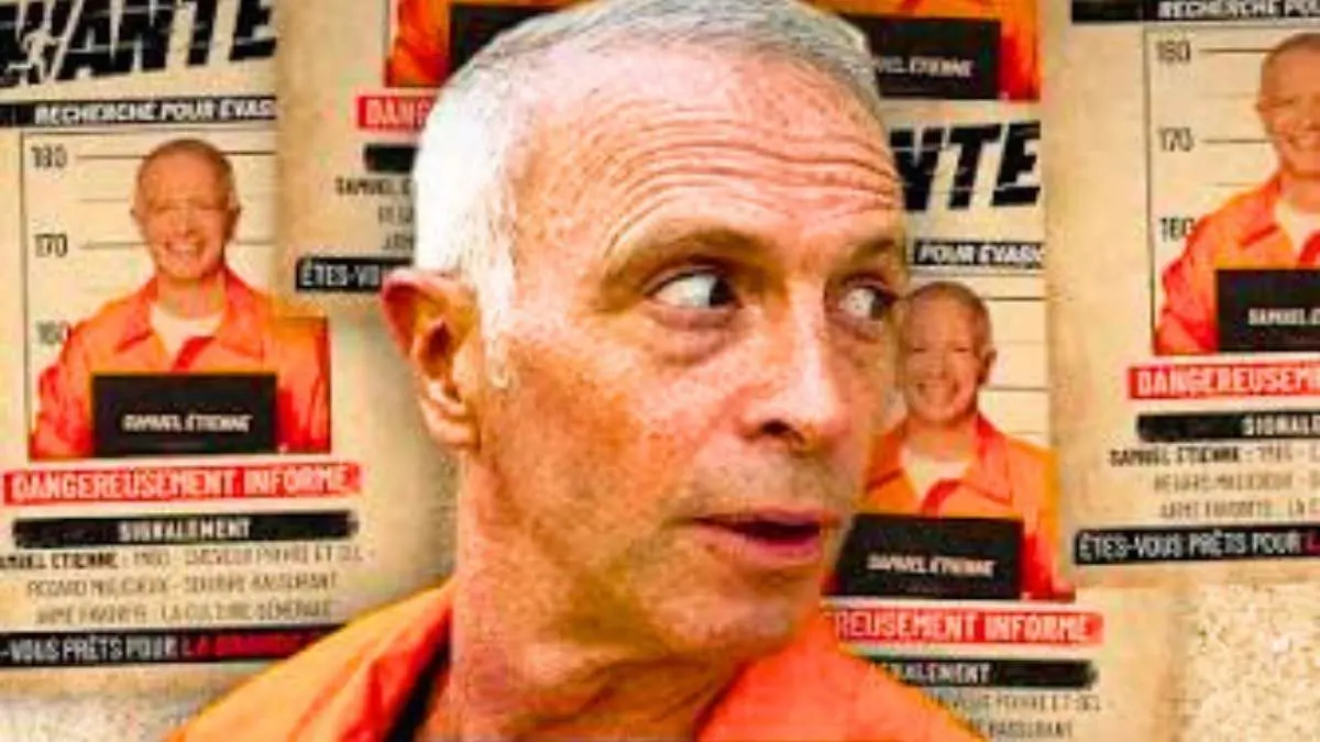 Samuel Étienne devant ses propres avis de recherche « wanted » pour le jeu de M6