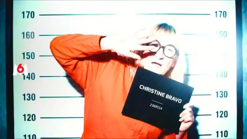 Christine Bravo en combinaison orange dans un visuel façon portrait d'identité judiciaire du teaser de Wanted sur M6