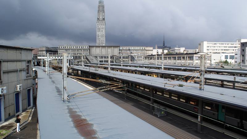 Une gare française, symbole des trajets sans argent ni téléphone imposés aux fugitifs de Wanted