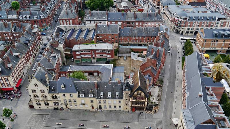 Vue de la place Notre-Dame à Amiens, devant la cathédrale, lieu de départ de la traque de Wanted le 29 septembre 2026